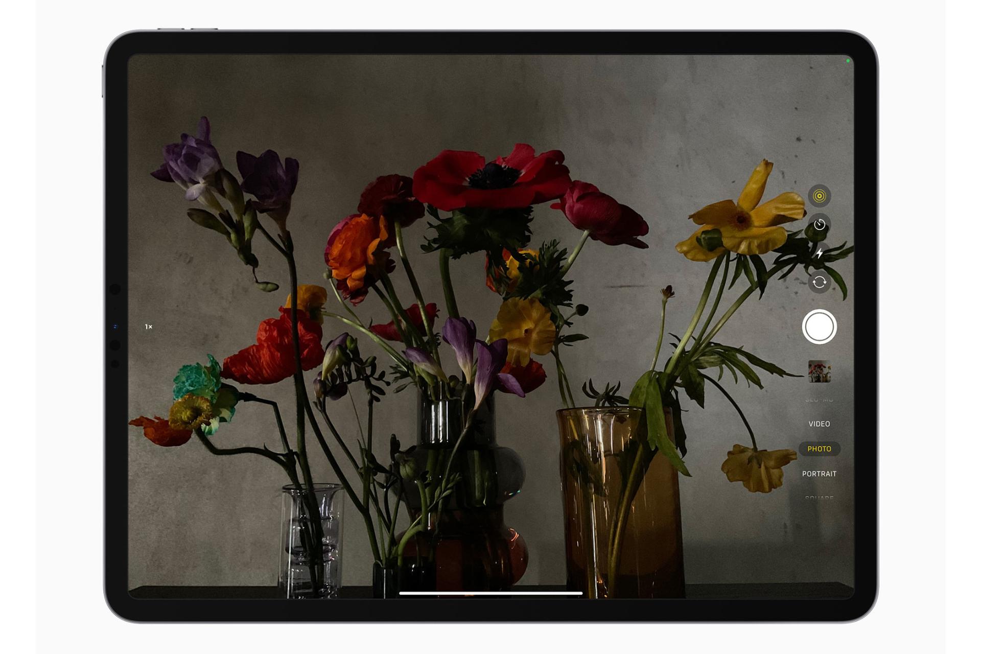 نمای جلو تبلت آیپد پرو 129.9 اینچی 2021 اپل در حال عکاسی