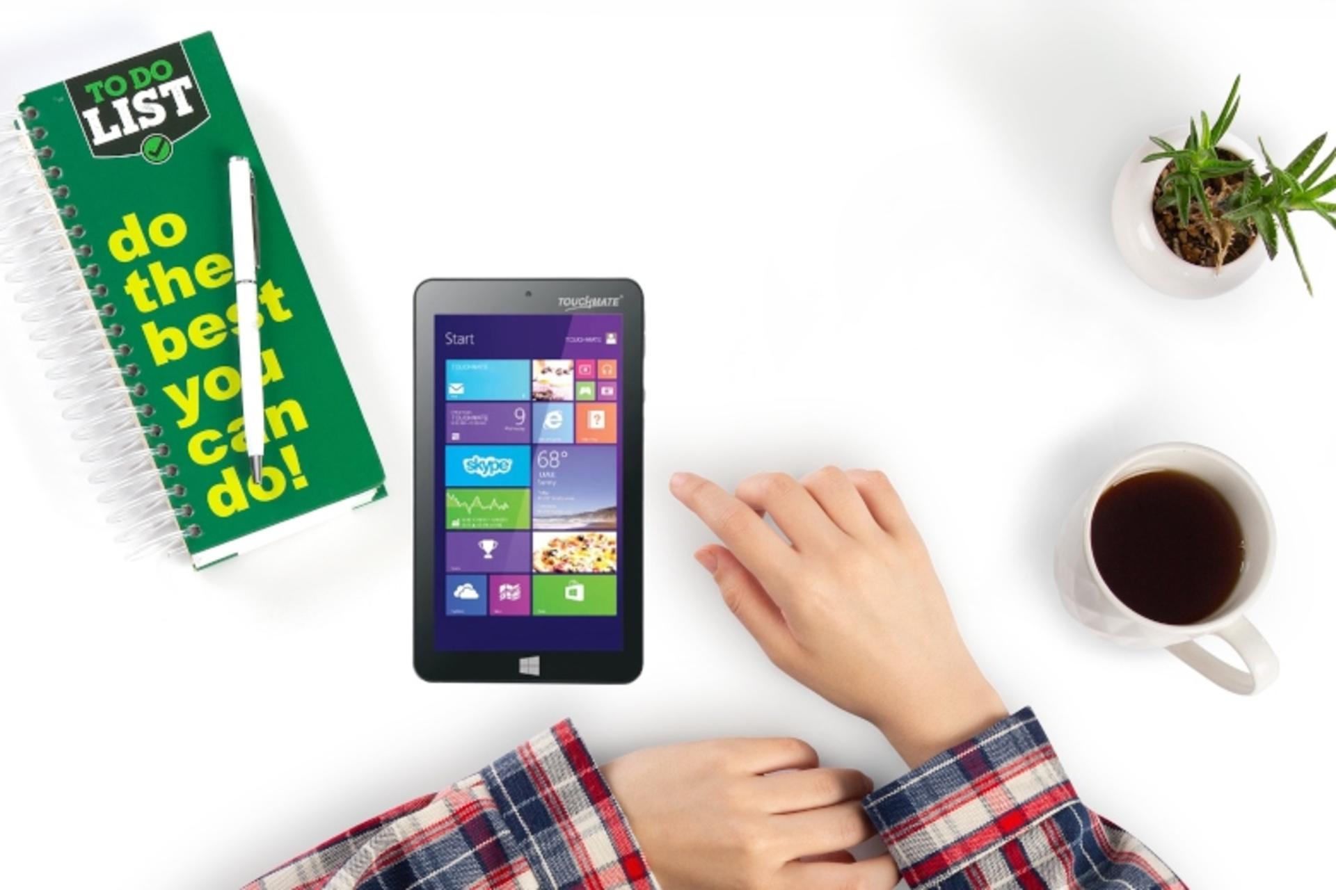 تبلت تاچ میت Touchmate TM-MID702W روی میز