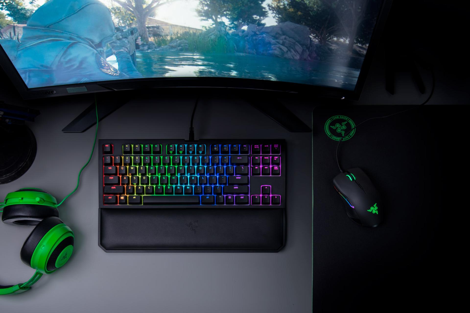 کیبورد ریزر Razer BlackWidow Tournament Edition Chroma V2 کنار هدفون