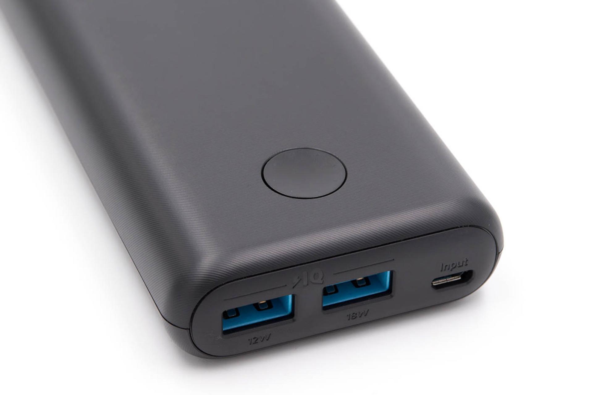 نمای درگاه‌ های خروجی و ورودی پاوربانک انکر PowerCore II 20000 با ظرفیت 20000 میلی‌آمپر ساعت و رنگ