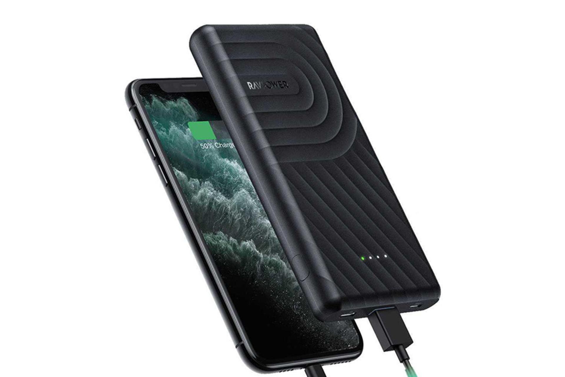 پاوربانک راوپاور RP PB195 در حال شارژ آیفون