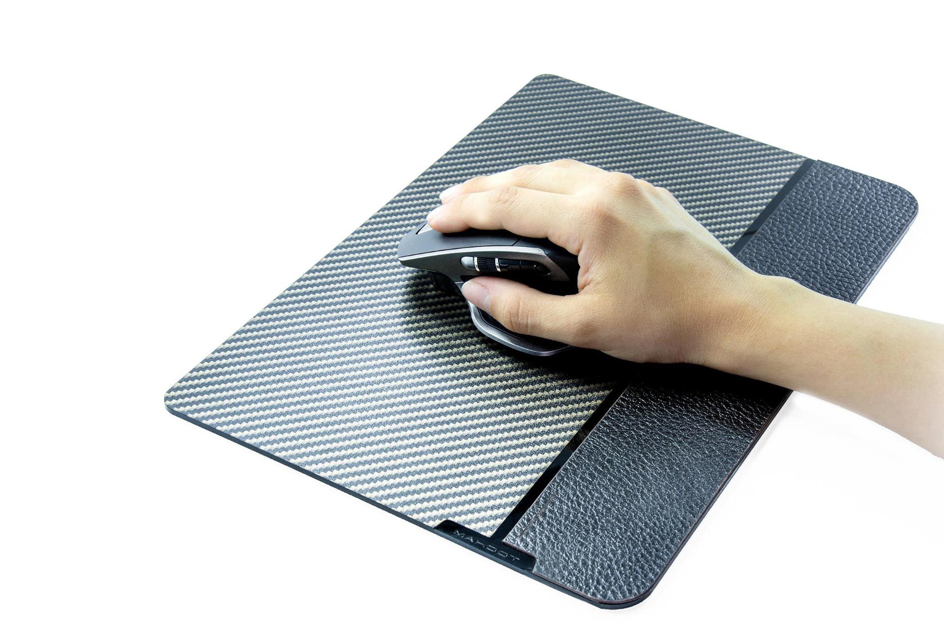 نمایش ماوس پد ماهوت سایز پرو به هنگام استفاده
