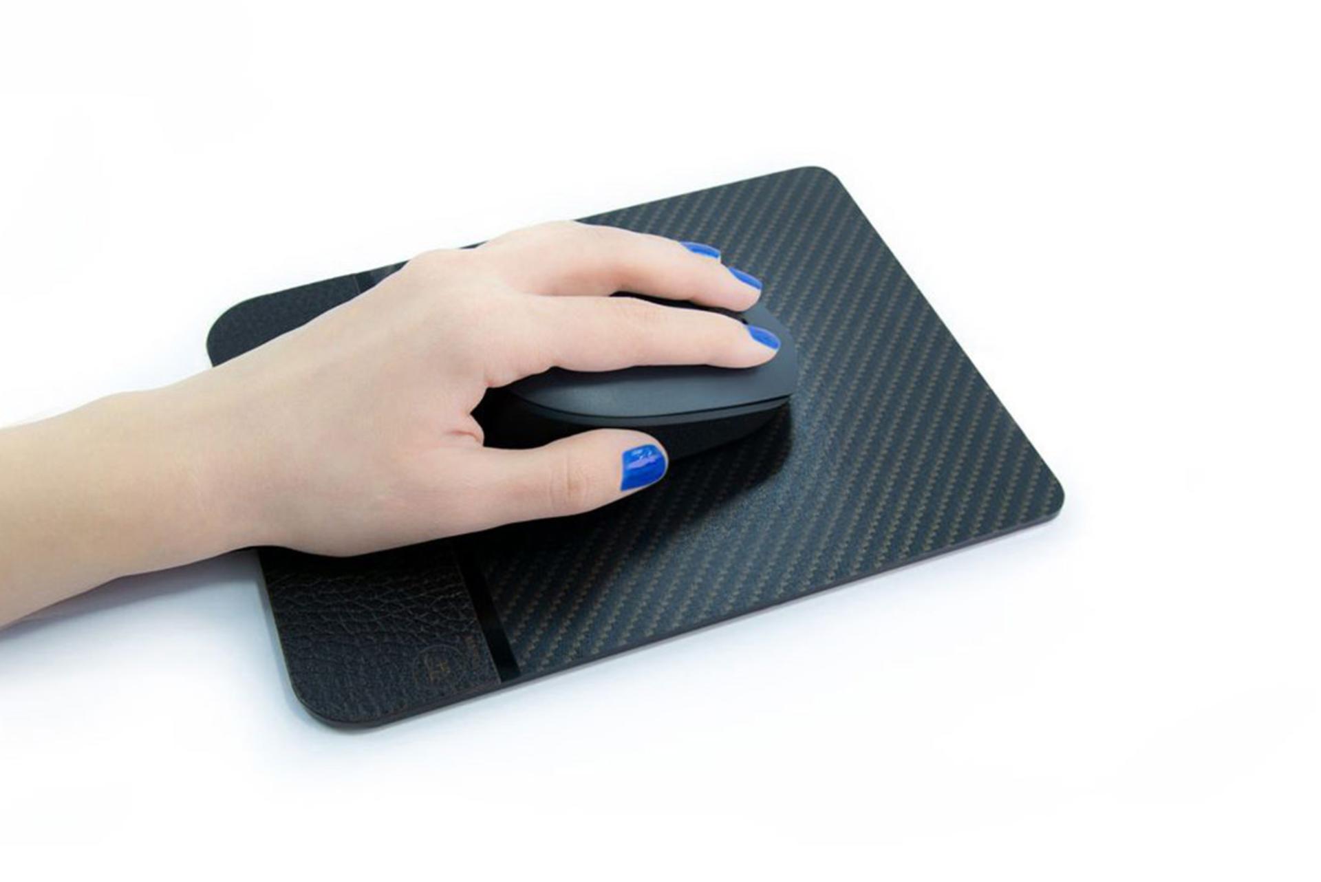 نمای نیم رخ ماوس پد ماهوت سایز کوچک به هنگام استفاده
