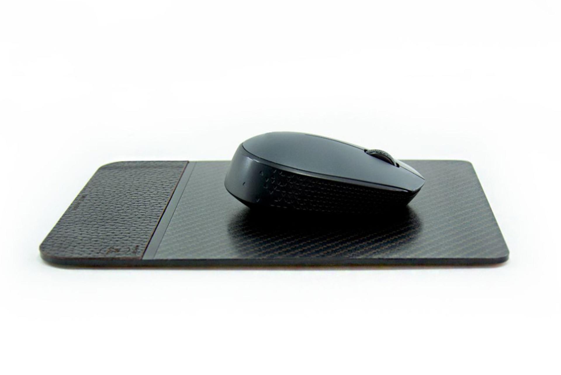 نمای نیم رخ سمت راست ماوس پد ماهوت سایز کوچک با ماوس روی آن