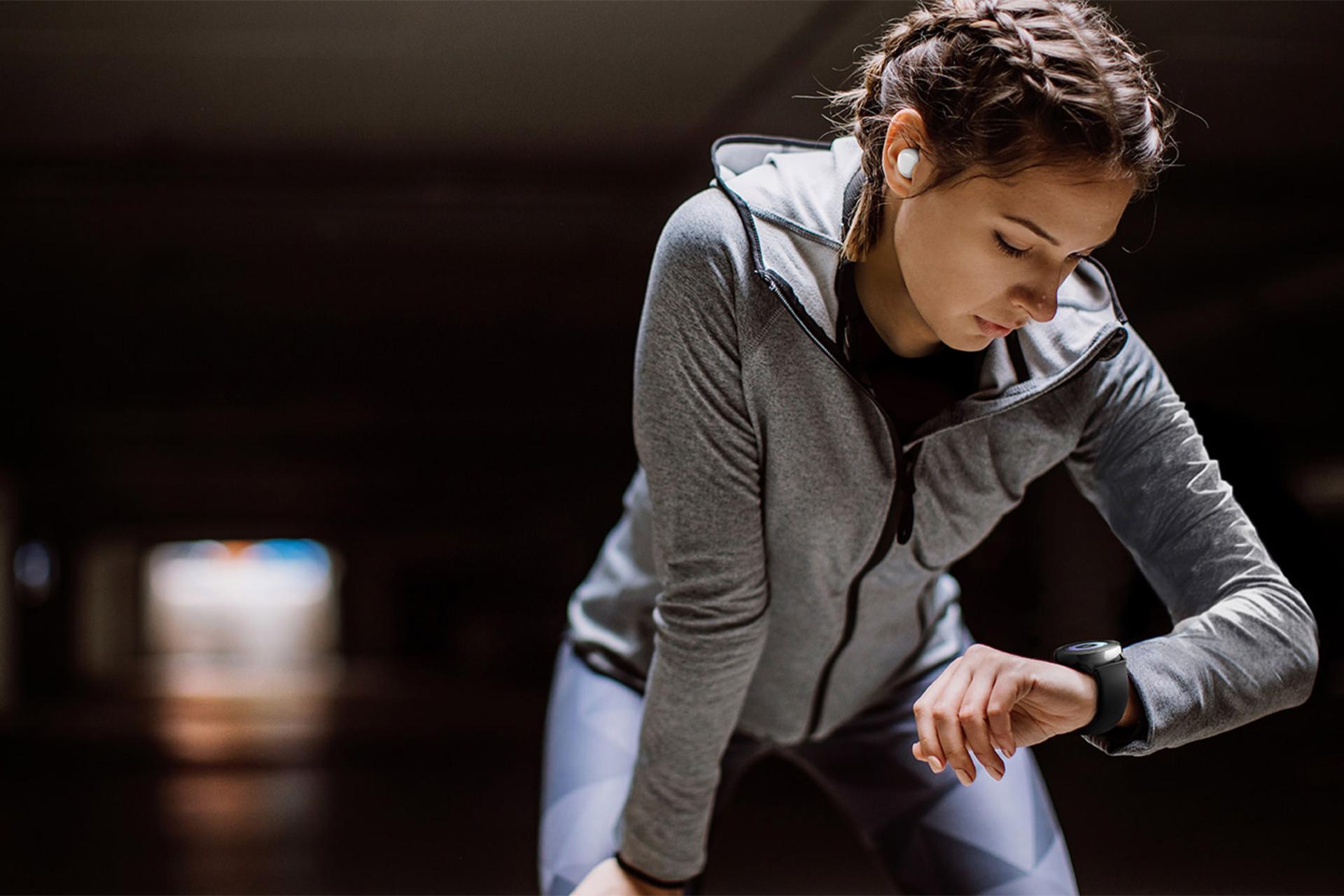 سامسونگ Galaxy Buds SM-R170  رنگ سفید در گوش کاربر