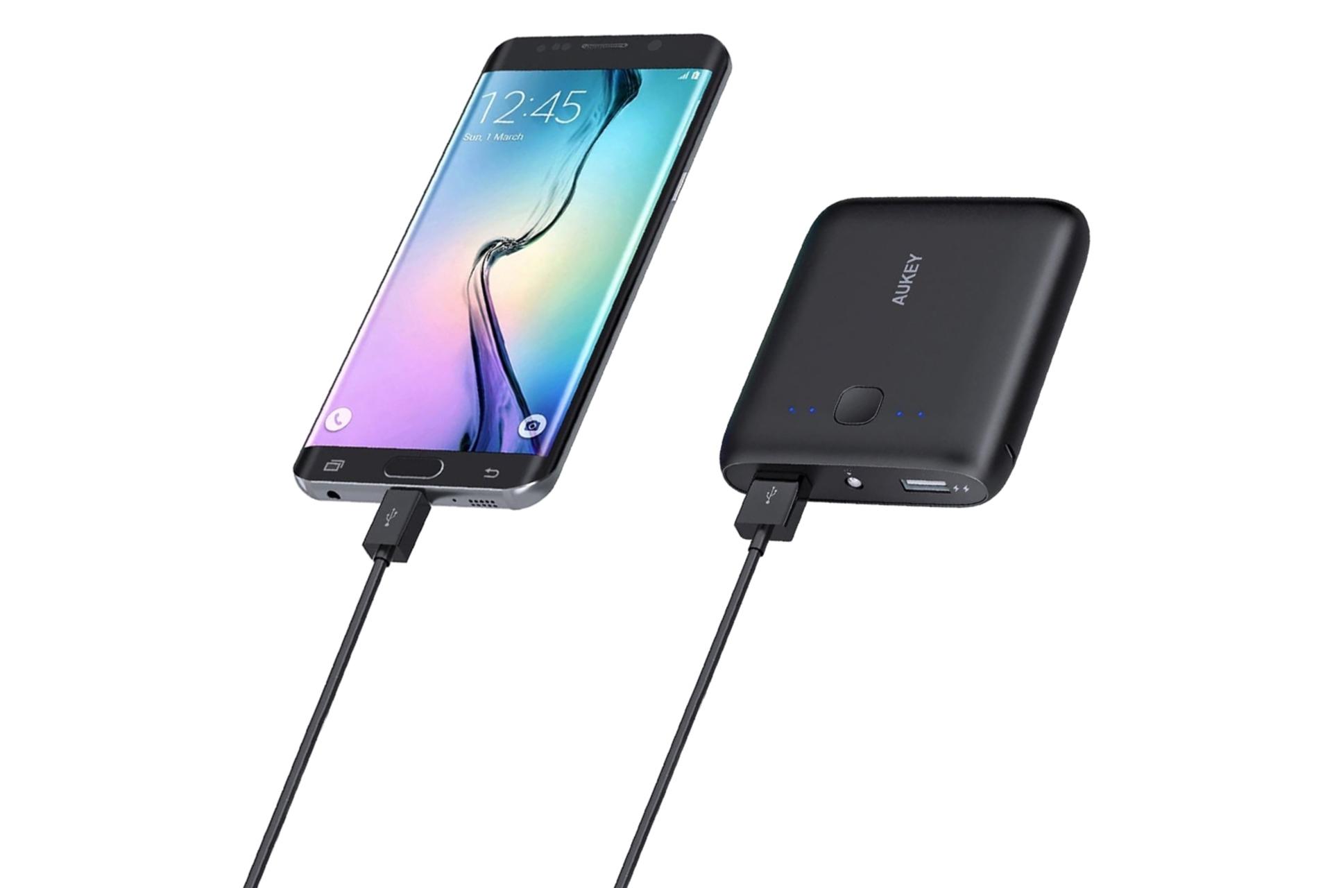 پاور بانک آکی PB-N42 با ظرفیت 10000 میلی‌آمپر ساعت Aukey PB-N42 10000mAh در حال شارژ