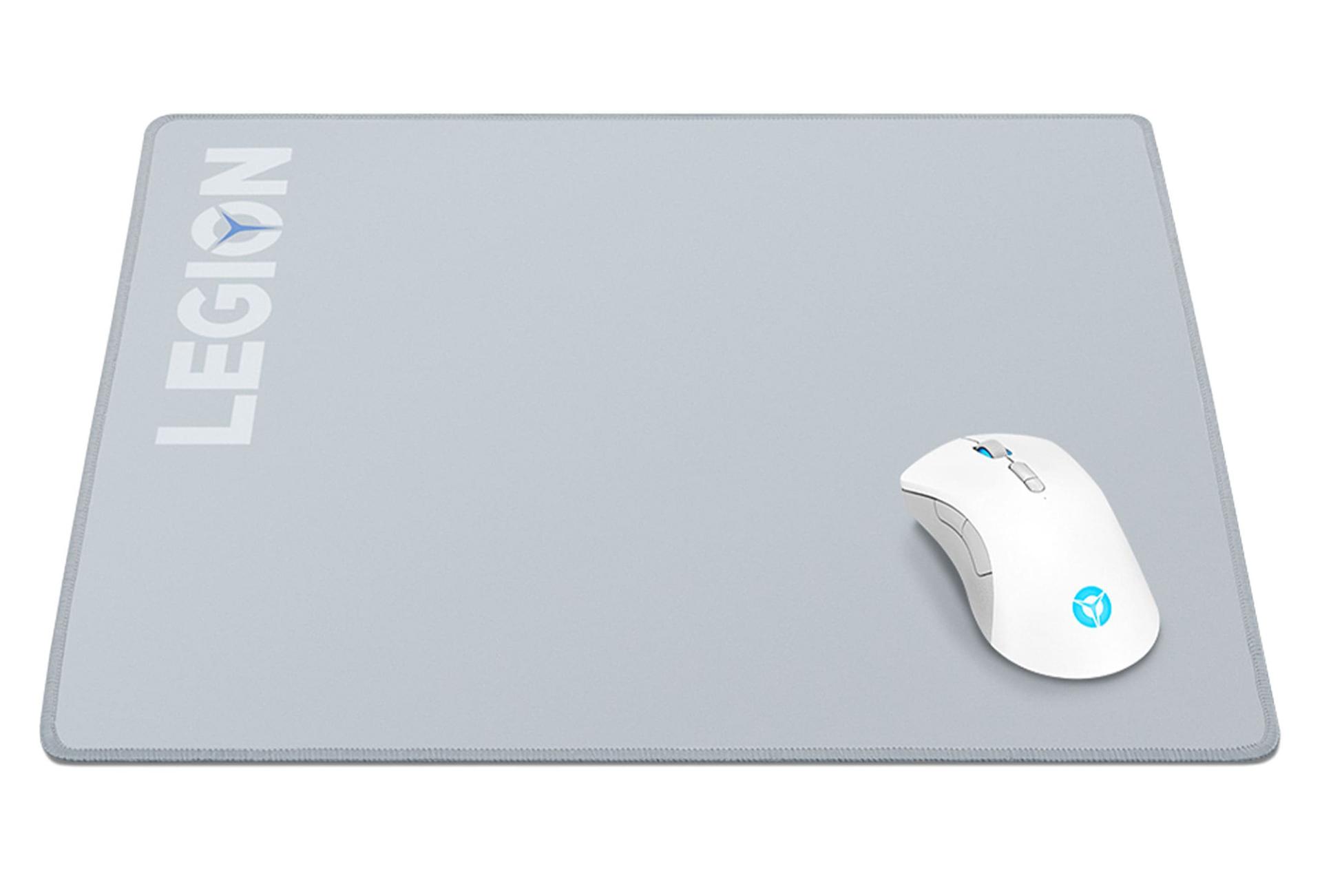 نمای ماوس پد لنوو Legion L به همراه بر روی آن