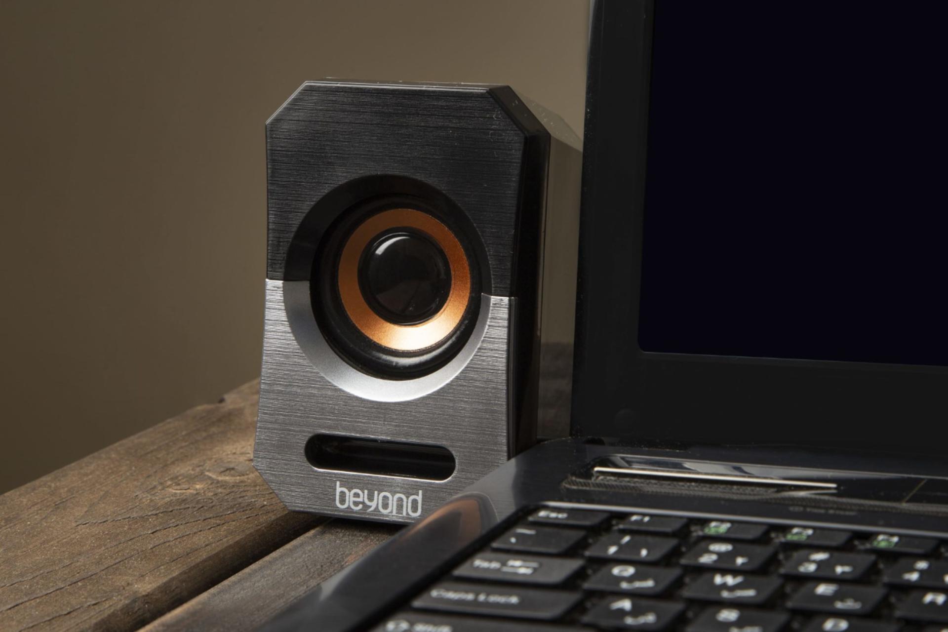 اسپیکر بیاند Beyond BZ-2065 کنار لپ تاپ