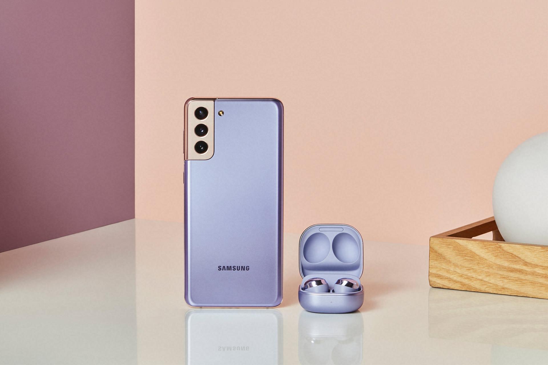 نمای پشت گلکسی S20 پلاس در رنگ آبی  در کنار گلکسی بادز پرو