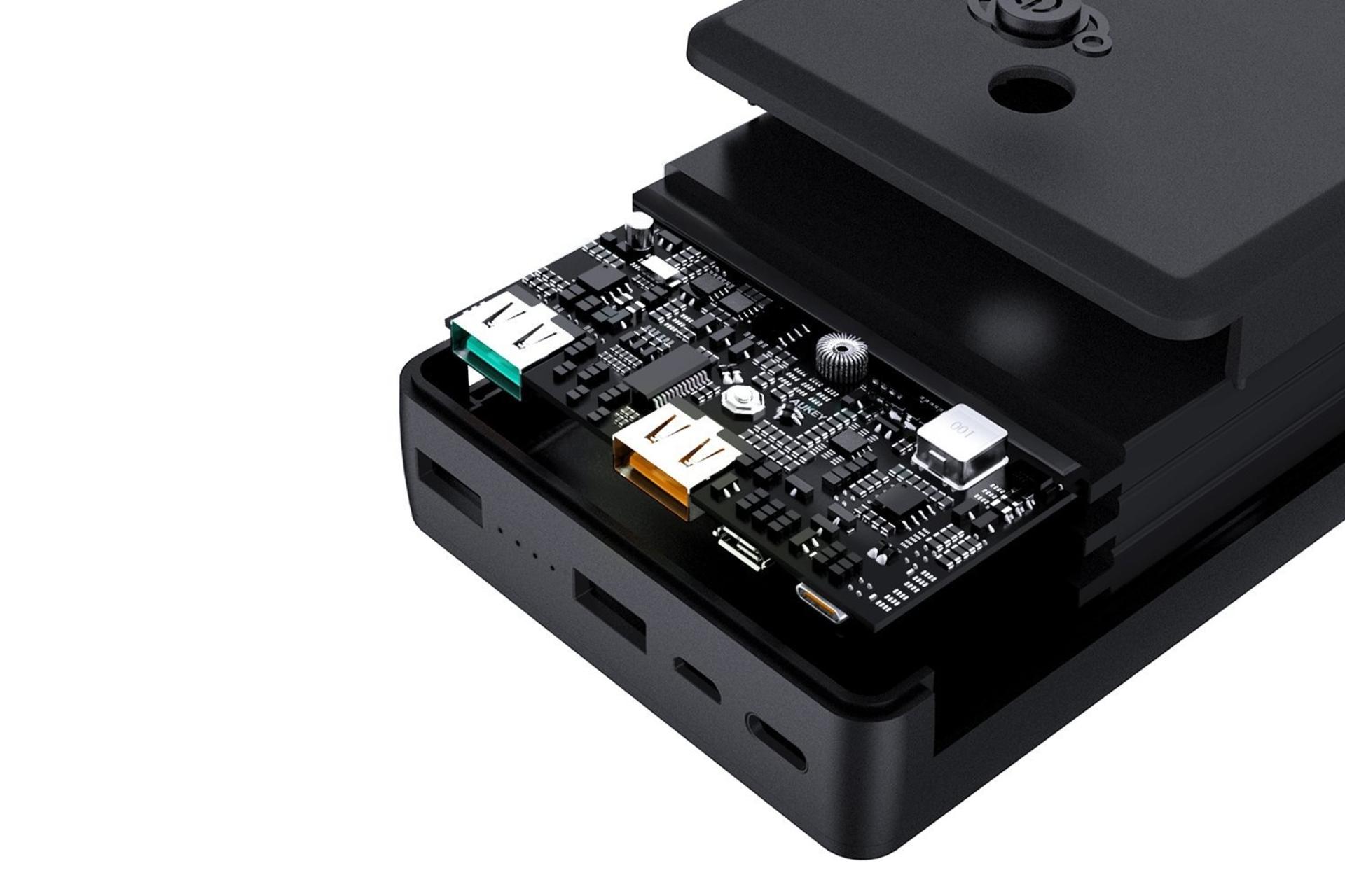 داخل پاور بانک آکی PB-Y7 با ظرفیت 30000 میلی‌آمپر ساعت Aukey Sprint Ultra PB-Y7 30000mAh