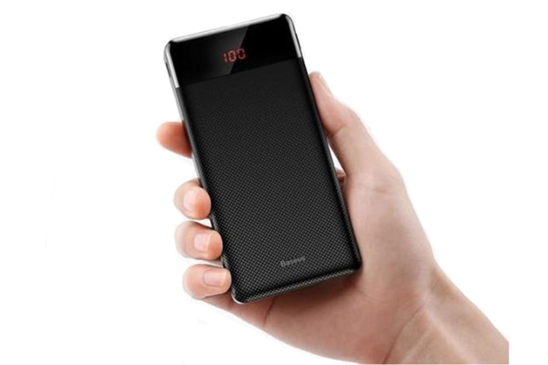 نمای کلی پاور بانک PPALL-AKU01 با ظرفیت 10000 میلی‌آمپر ساعت و نمایشگر LED