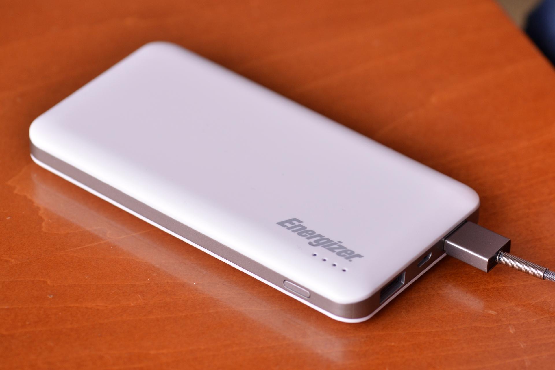 پاور بانک انرجایزر UE10025 با ظرفیت 10000 میلی‌آمپر ساعت Energizer UE10025 10000mAh سفید روی میز