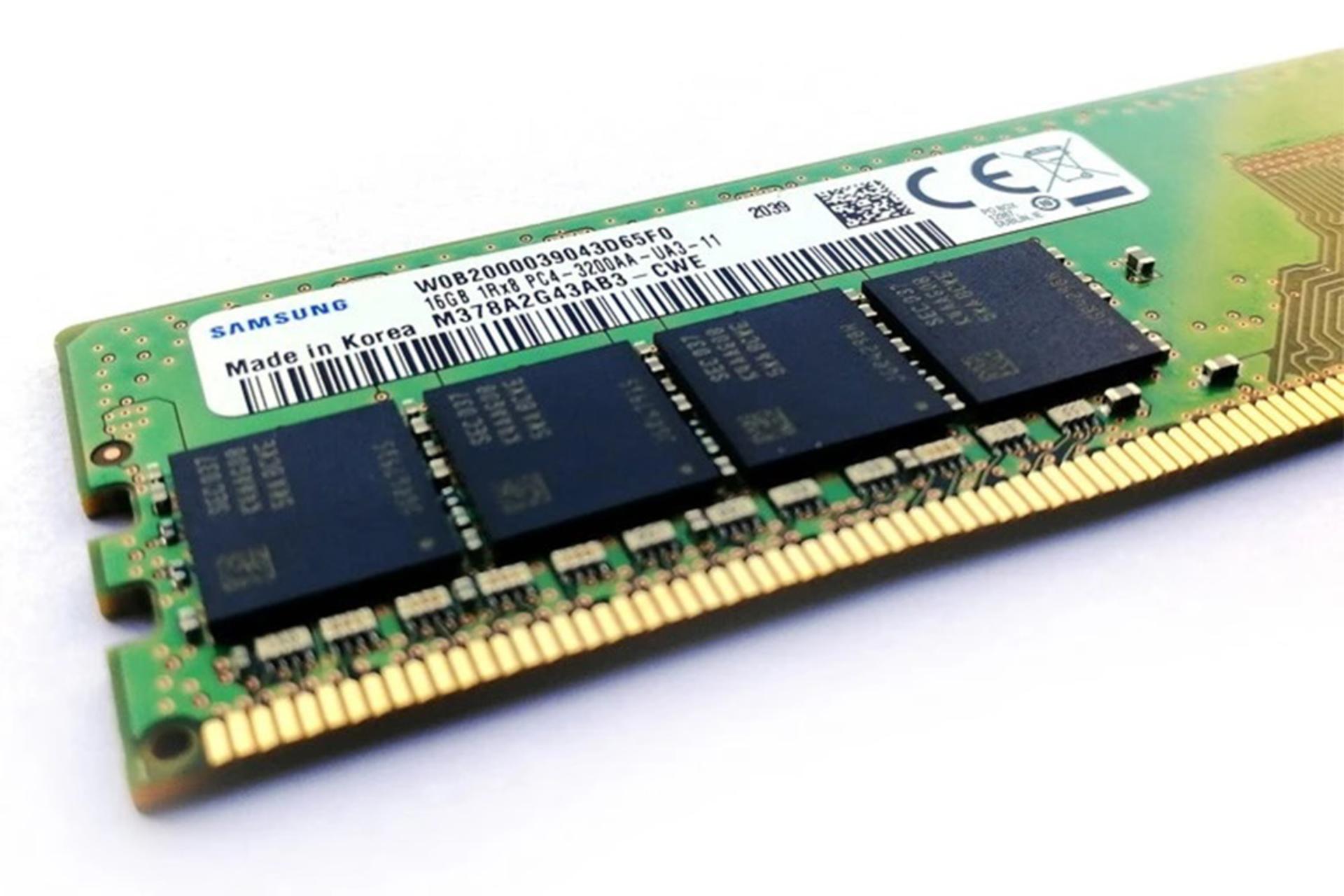 Samsung M378A2G43AB3-CWE ظرفیت 16 گیگابایت از نوع DDR4-3200 نمای جانبی