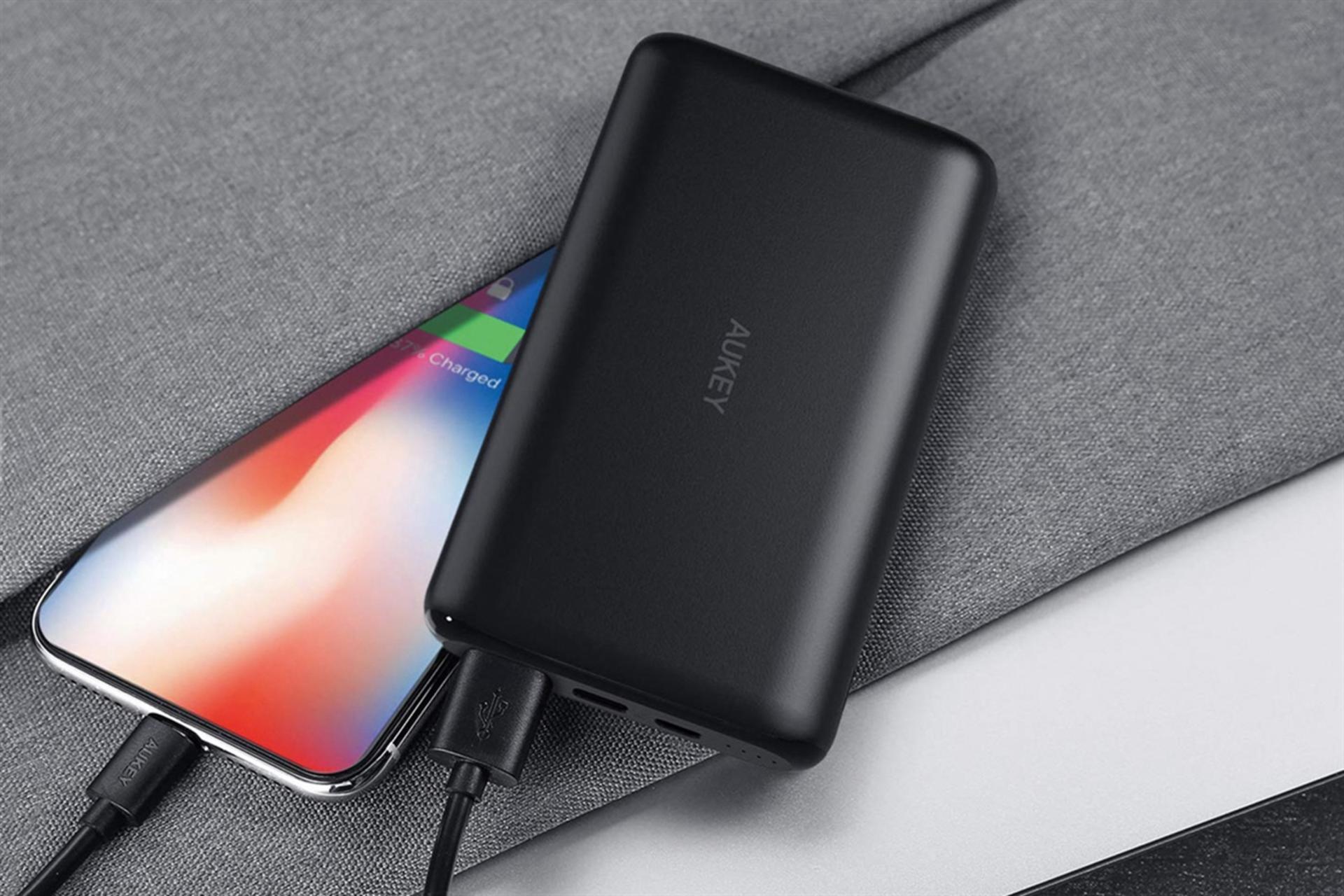 پاور بانک آکی PB-XN10 با ظرفیت 10000 میلی‌آمپر ساعت Aukey Sprint Slimline PB-XN10 10000mAh در حال 