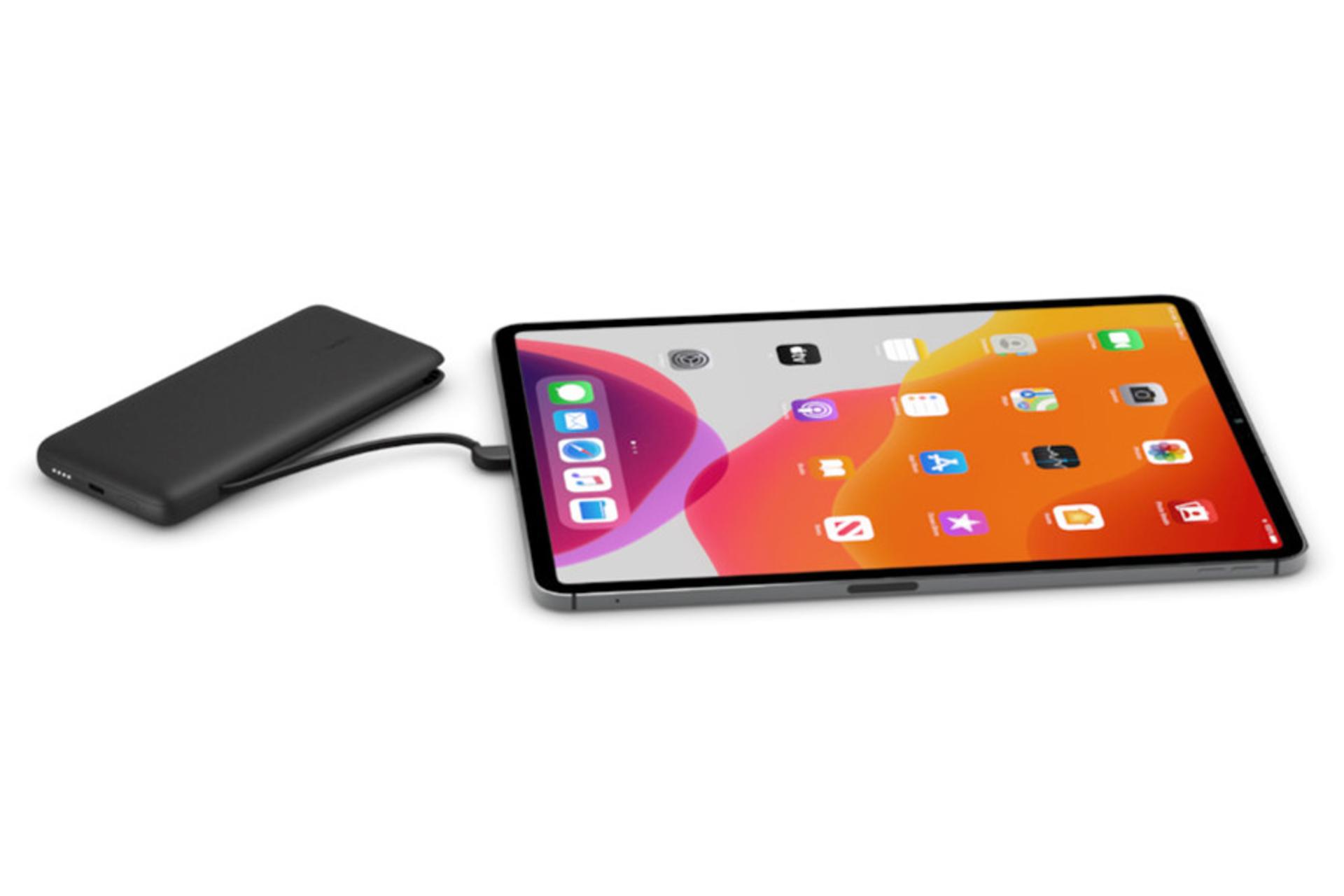 پاور بانک بلکین BoostCharge Plus BPB006btBLK در حال شارژ دستگاه iOS