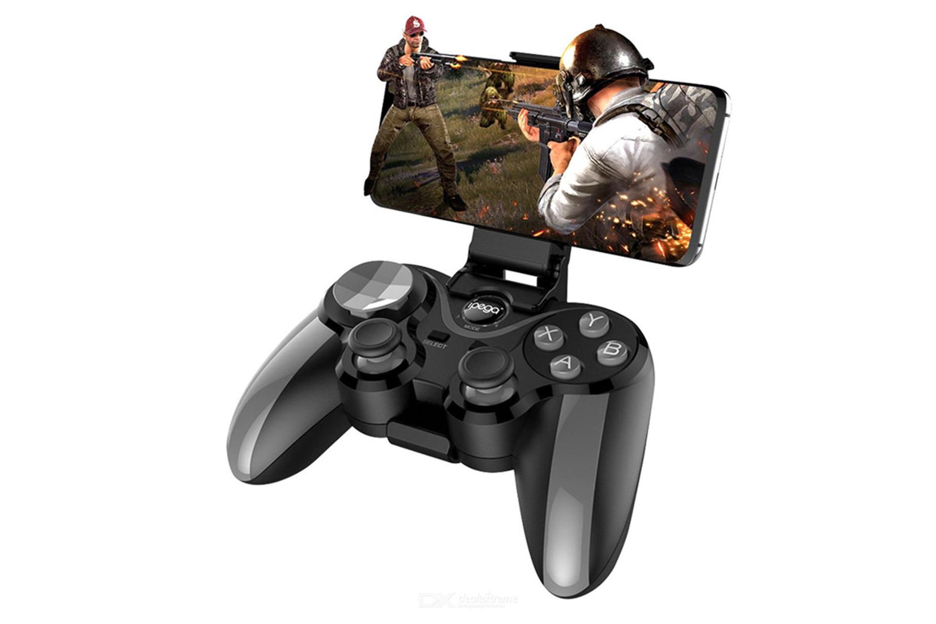 نمای جلوی دسته بازی آی پگا PG-9128 به همراه براکت نگهدارنده گوشی