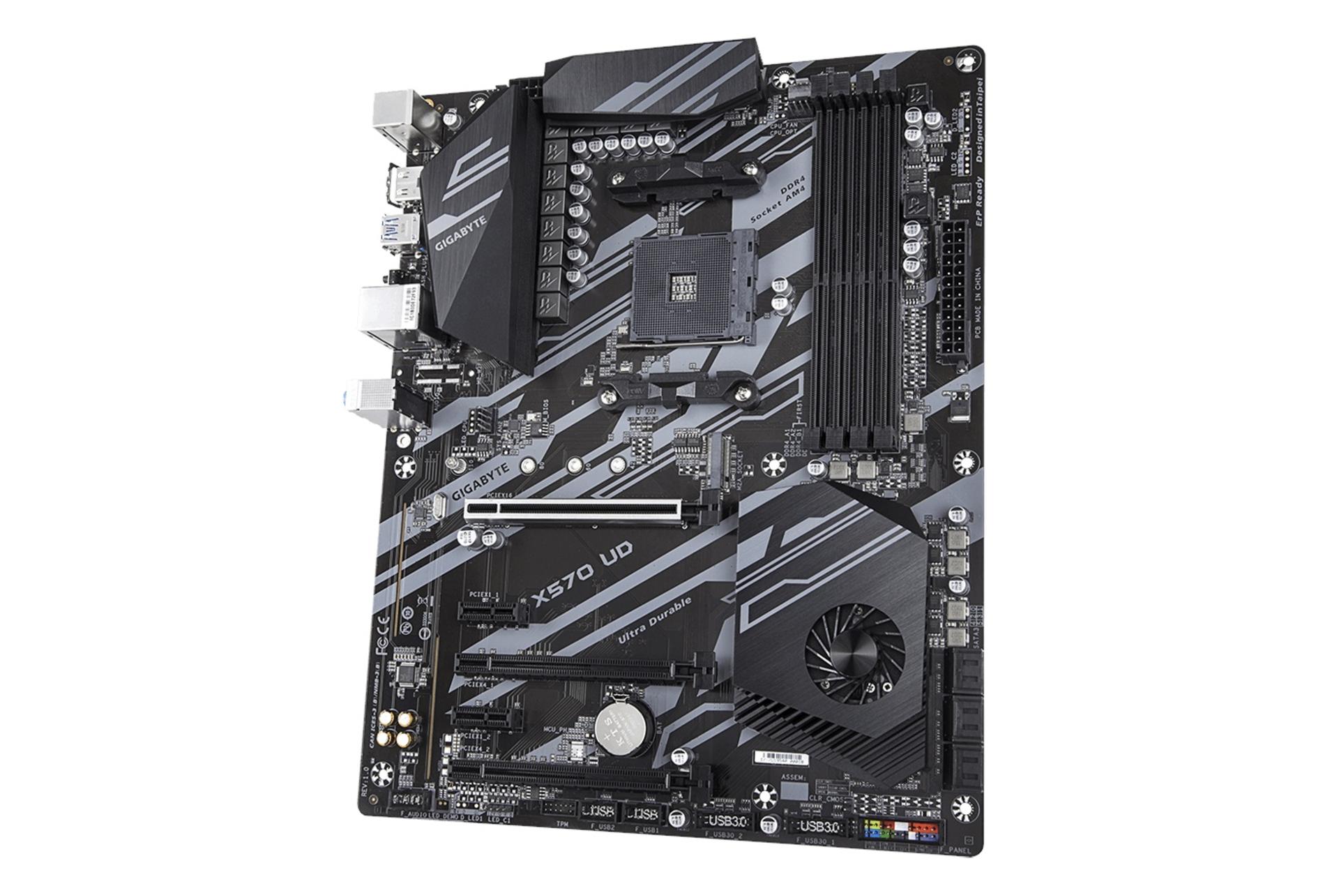 نمای راست مادربرد گیگابایت GIGABYTE X570 UD (rev. 1.0)