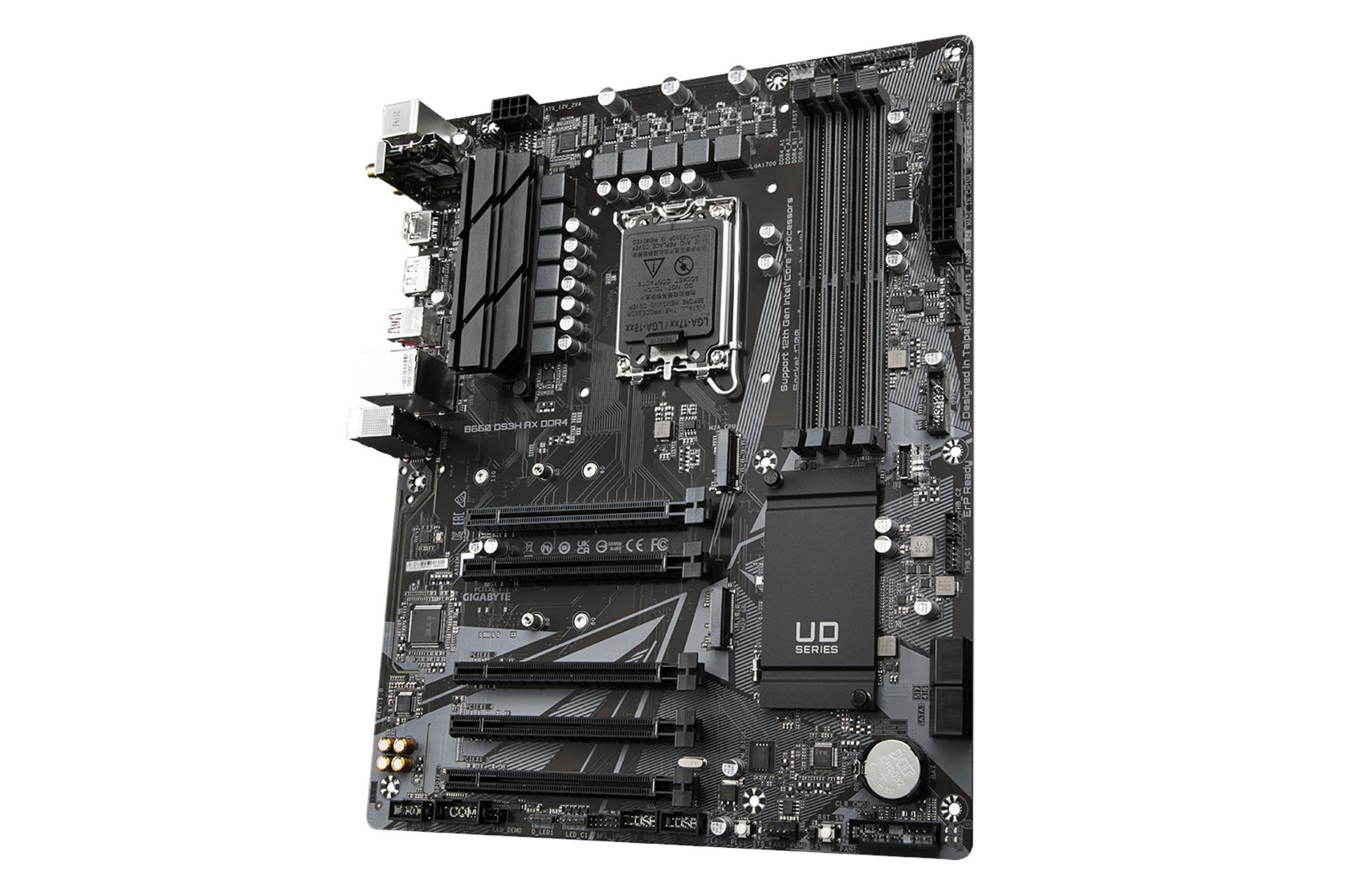 نمای راست مادربرد گیگابایت GIGABYTE B660 DS3H AX DDR4 (rev. 1.0/1.1)