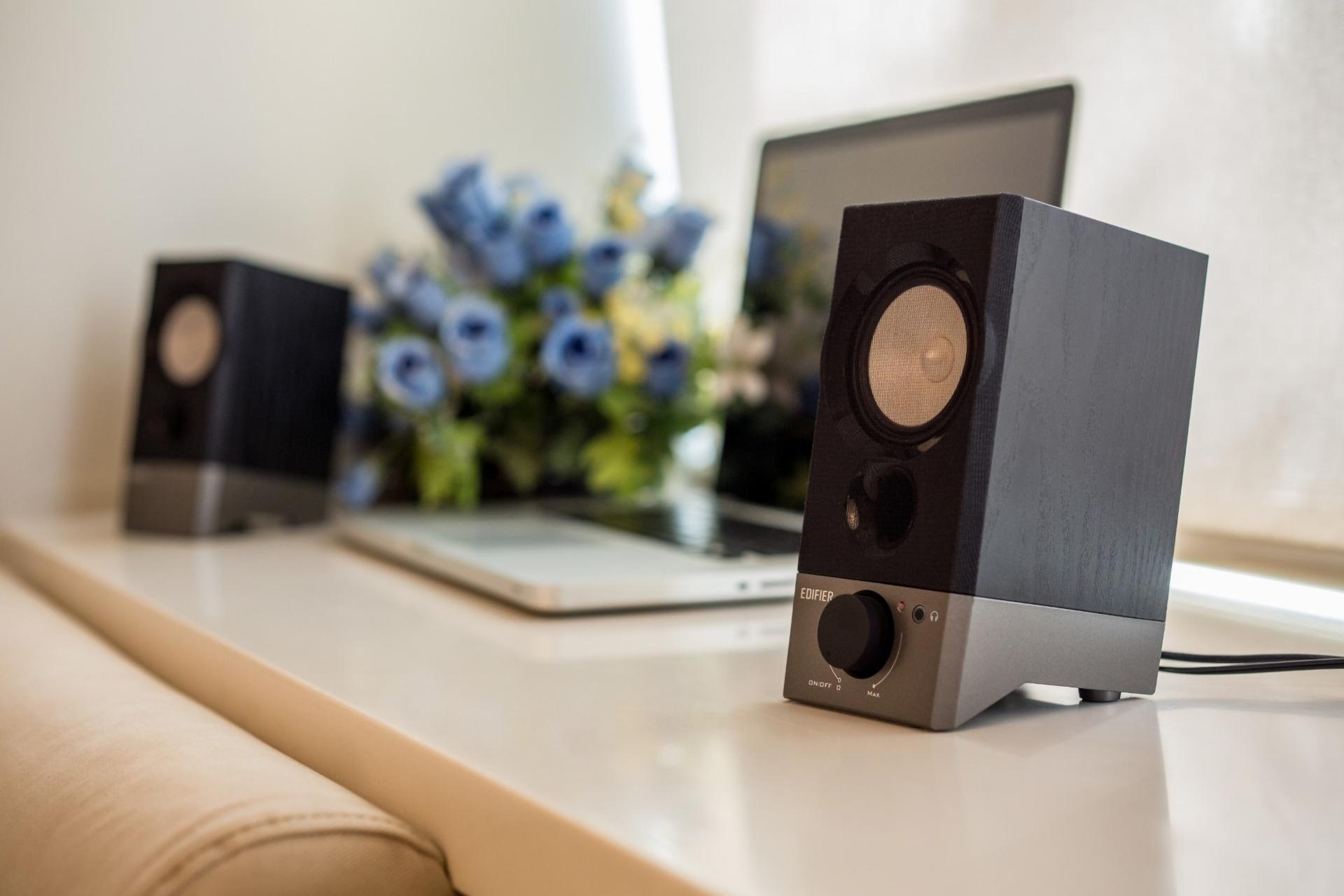 اسپیکر ادیفایر Edifier R19U روی میز