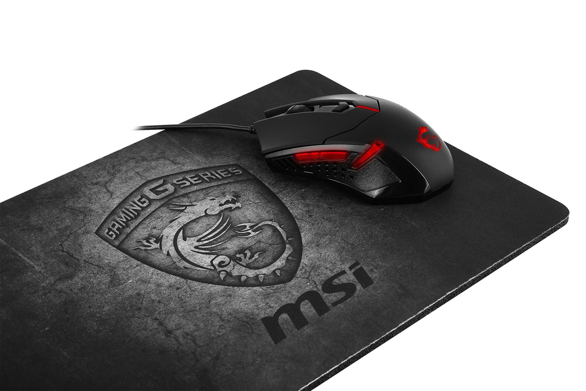 نمایش ماوس پد ام اس آی گیمینگ Shield  به همراه ماوس بر روی آن