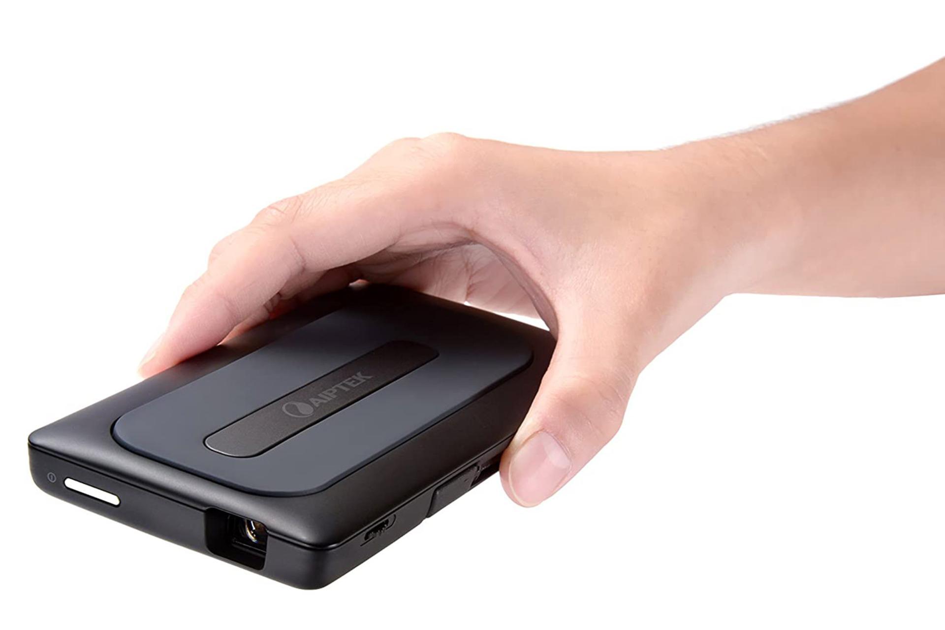 نمایش ابعاد ویدیو پروژکتور آیپتک Aiptek A50P در دست