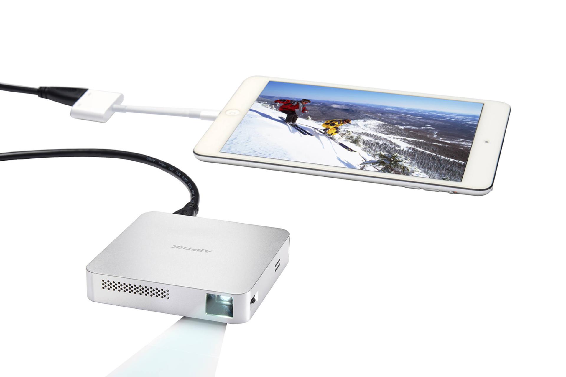 ویدیو پروژکتور آیپتک Aiptek MobileCinema i70 متصل به گوشی موبایل