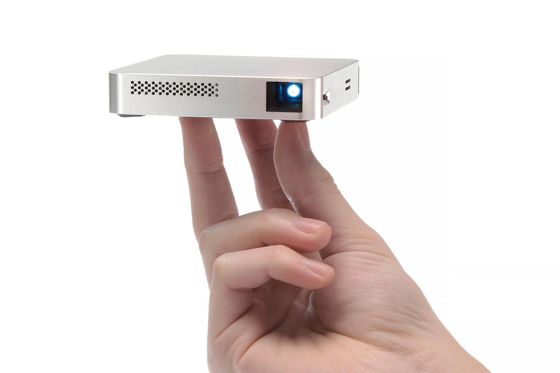 نمایش ابعاد ویدیو پروژکتور آیپتک Aiptek MobileCinema i70 در دست