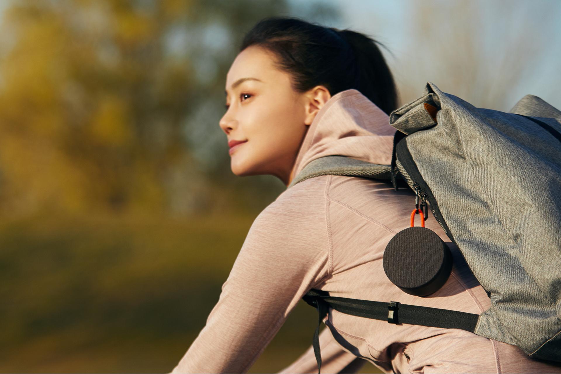 اسپیکر شیائومی Xiaomi Mi Portable Bluetooth Speaker Mini XMYX04WM در کوله پشتی