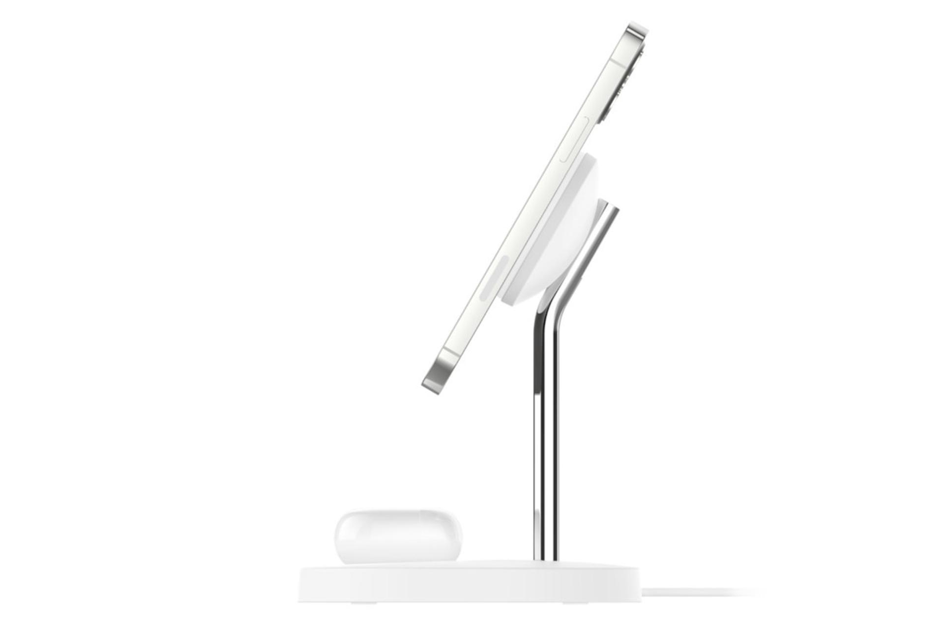 شارژر بلکین Boost Charge Pro MagSafe دو در یک هنگام شارژدهی از نمای جانبی 