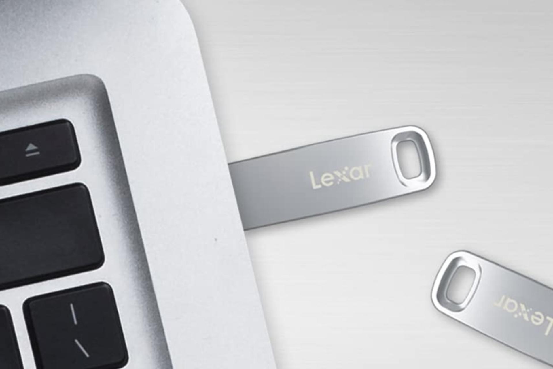 فلش مموری لکسار Lexar JumpDrive M35 USB 3.0 کنار لپ تاپ