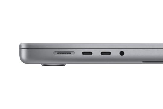 نمای کنار لپ تاپ اپل مک بوک پرو 2023 و نمایش درگاه MagSafe