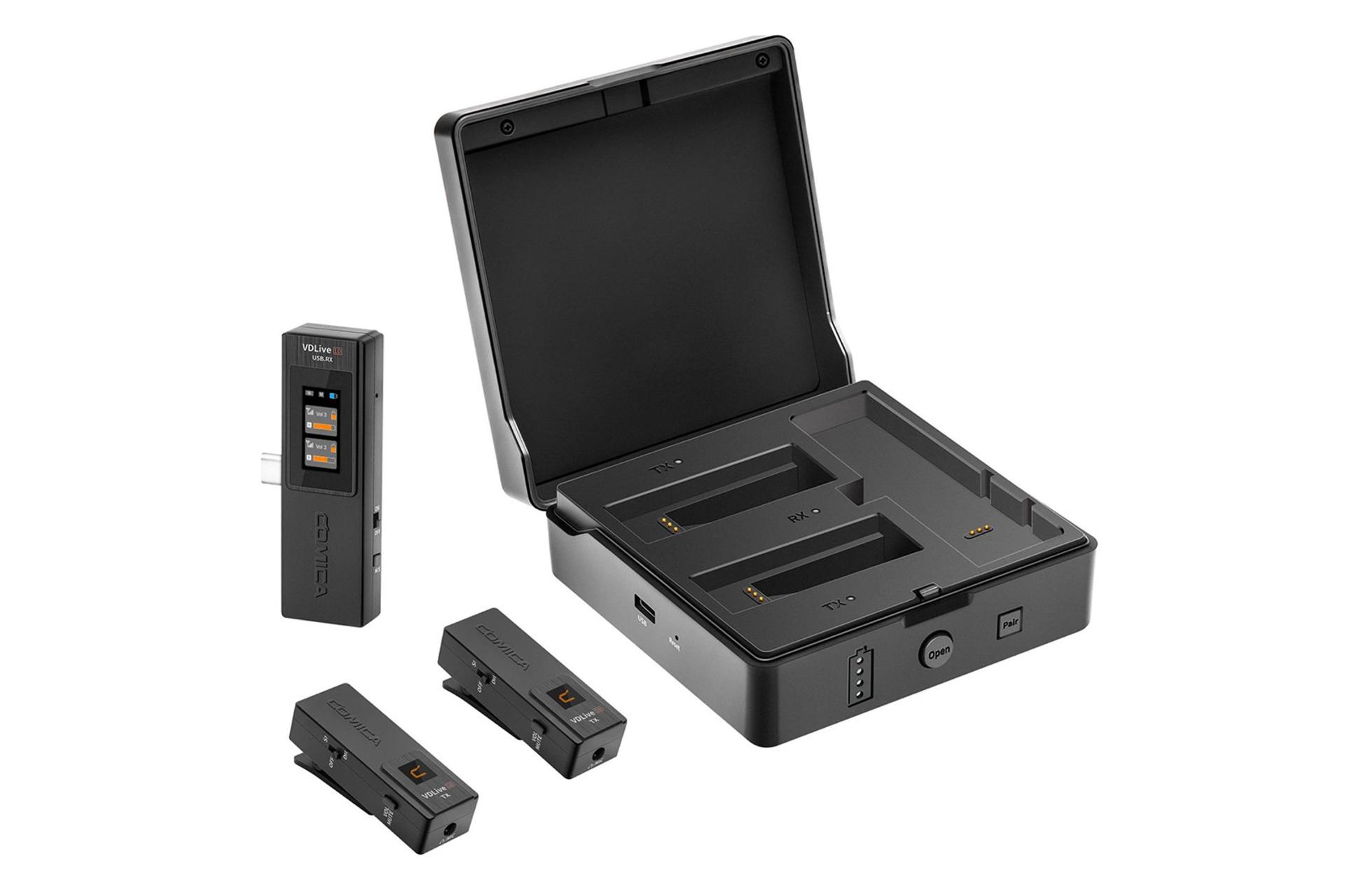 نمایش گیرنده و فرستنده‌های میکروفون کامیکا VDLive10 USB در کنار کیف قابل شارژ