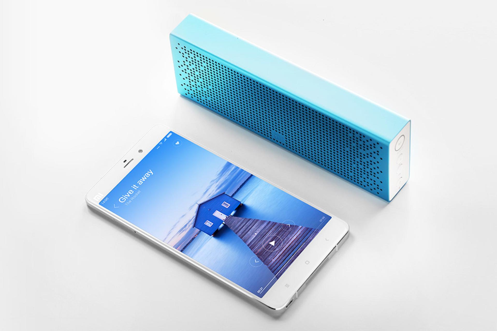 اسپیکر شیائومی Xiaomi Mi Bluetooth Speaker MDZ-26-DB کنار گوشی