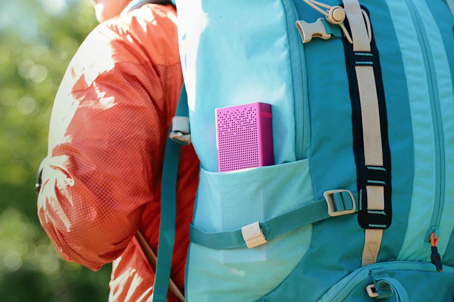 اسپیکر شیائومی Xiaomi Mi Bluetooth Speaker MDZ-26-DB در کوله پشتی