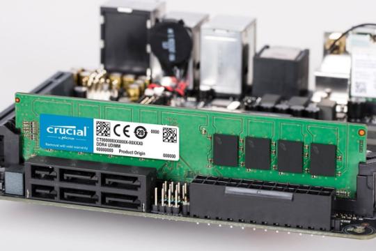 نمای نزدیک رم کروشیال CT102464BD160B ظرفیت 8 گیگابایت از نوع DDR3L-1600