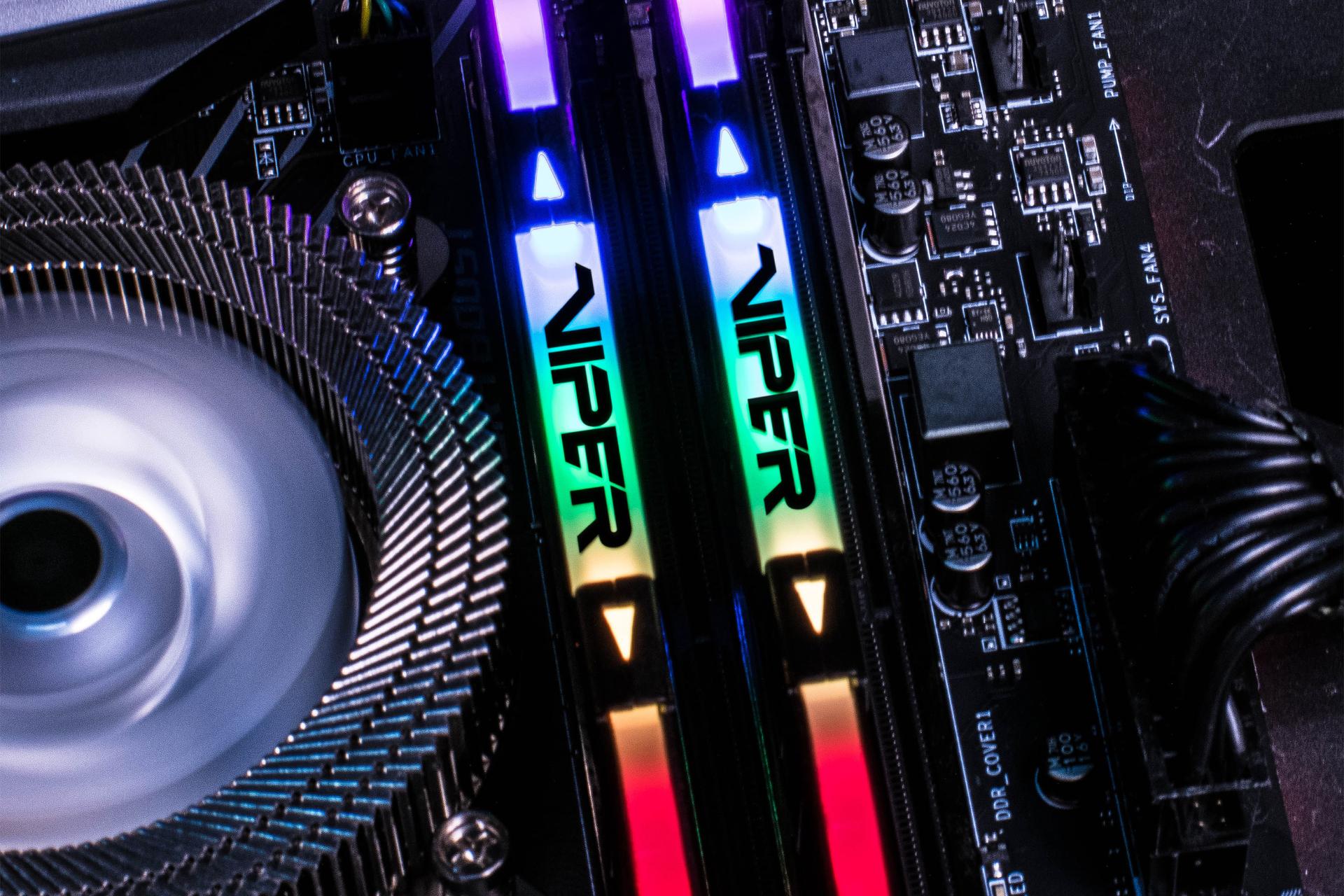 نمای درحال کار رم پاتریوت Patriot Viper RGB 16GB (2x8) DDR4-4000 CL19