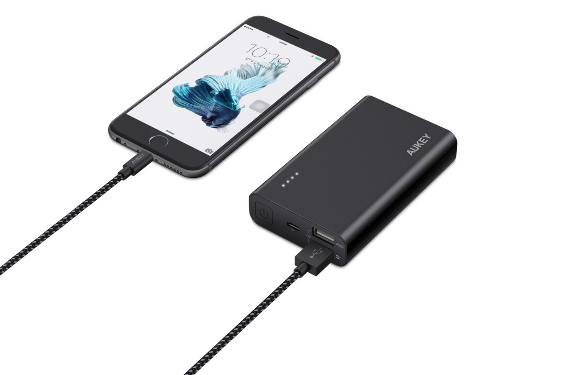 پاور بانک آکی PB-AT10 با ظرفیت 10000 میلی‌آمپر ساعت Aukey PB-AT10 10000mAh مشکی در حال شارژ