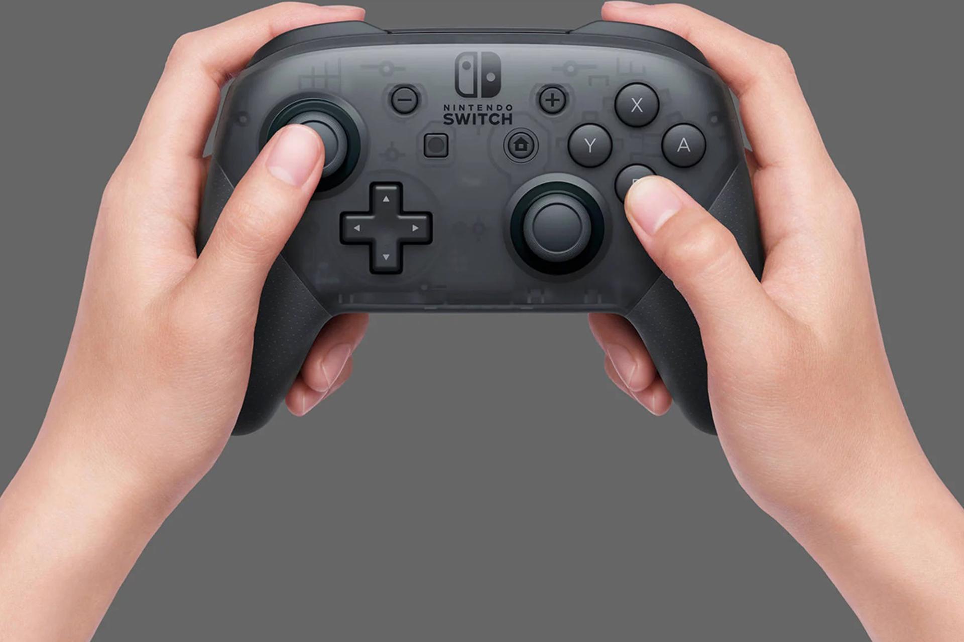 نمایش قرارگیری بین دستان به هنگام استفاده از دسته بازی نینتندو سوییچ پرو کنترلر