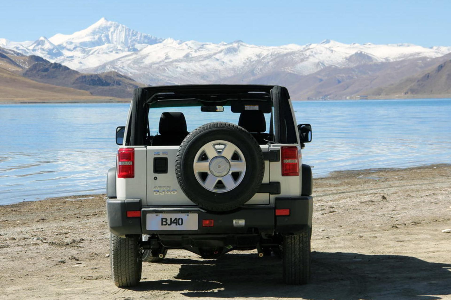 خودرو بایک BAIC BJ40 نمای پشت