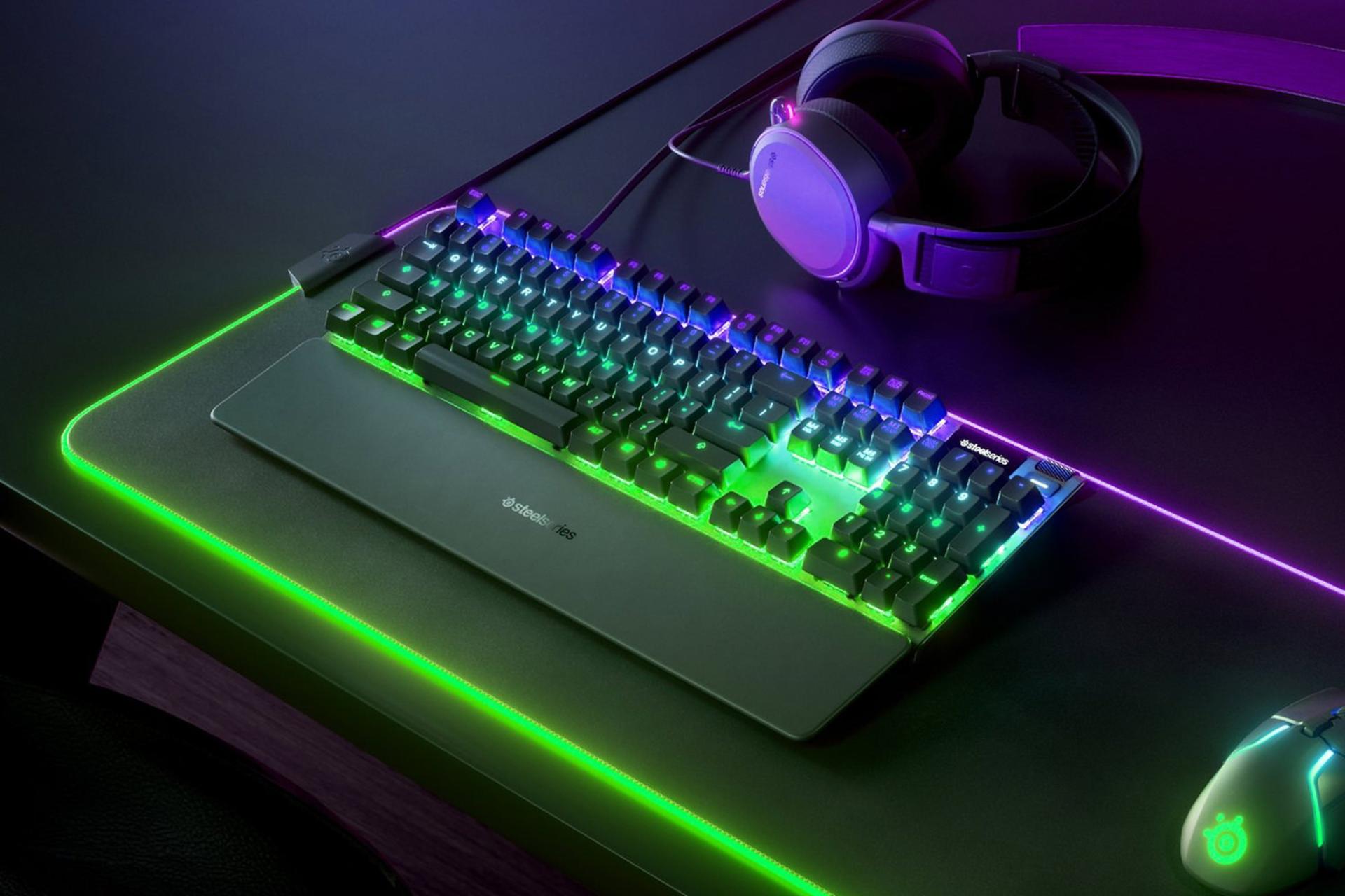 کیبورد گیمینگ SteelSeries APEX PRO از نمای بالا