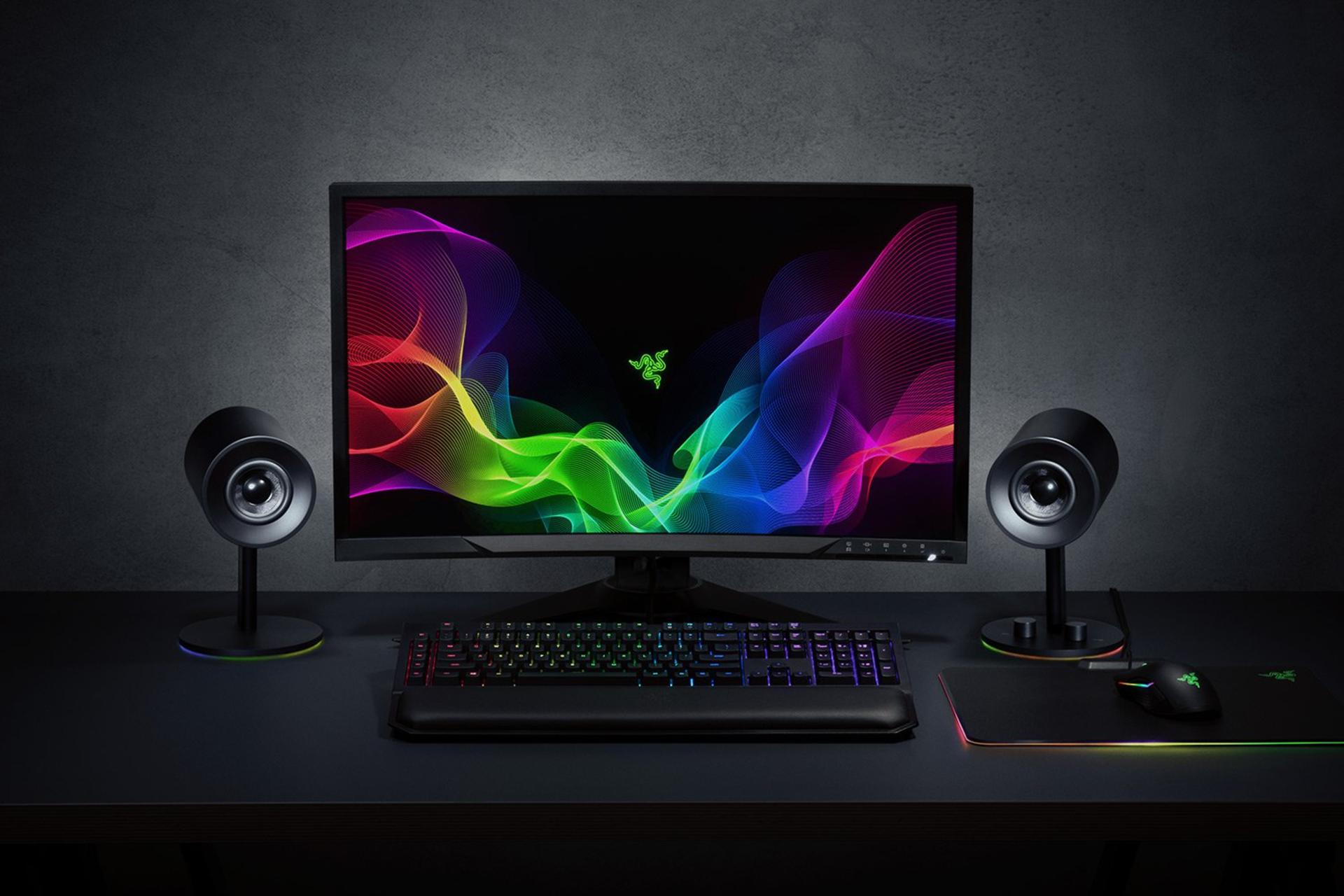 اسپیکر ریزر Razer Nommo کنار مانیتور