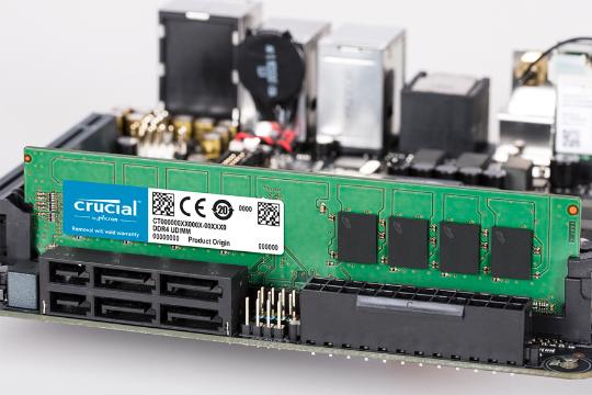 نمای نزدیک کروشیال CT32G4DFD832A ظرفیت 32 گیگابایت از نوع DDR4-3200