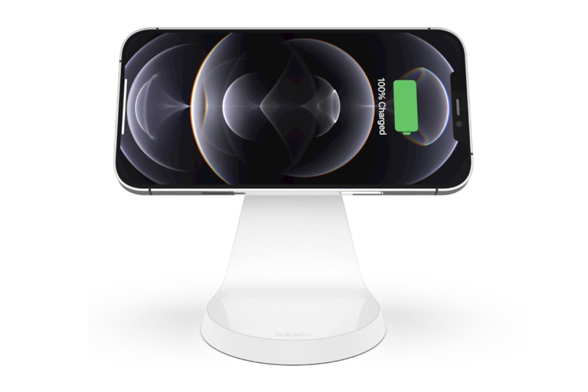 شارژر بلکین WIB003vfWH در حال شارژ به صورت افقی