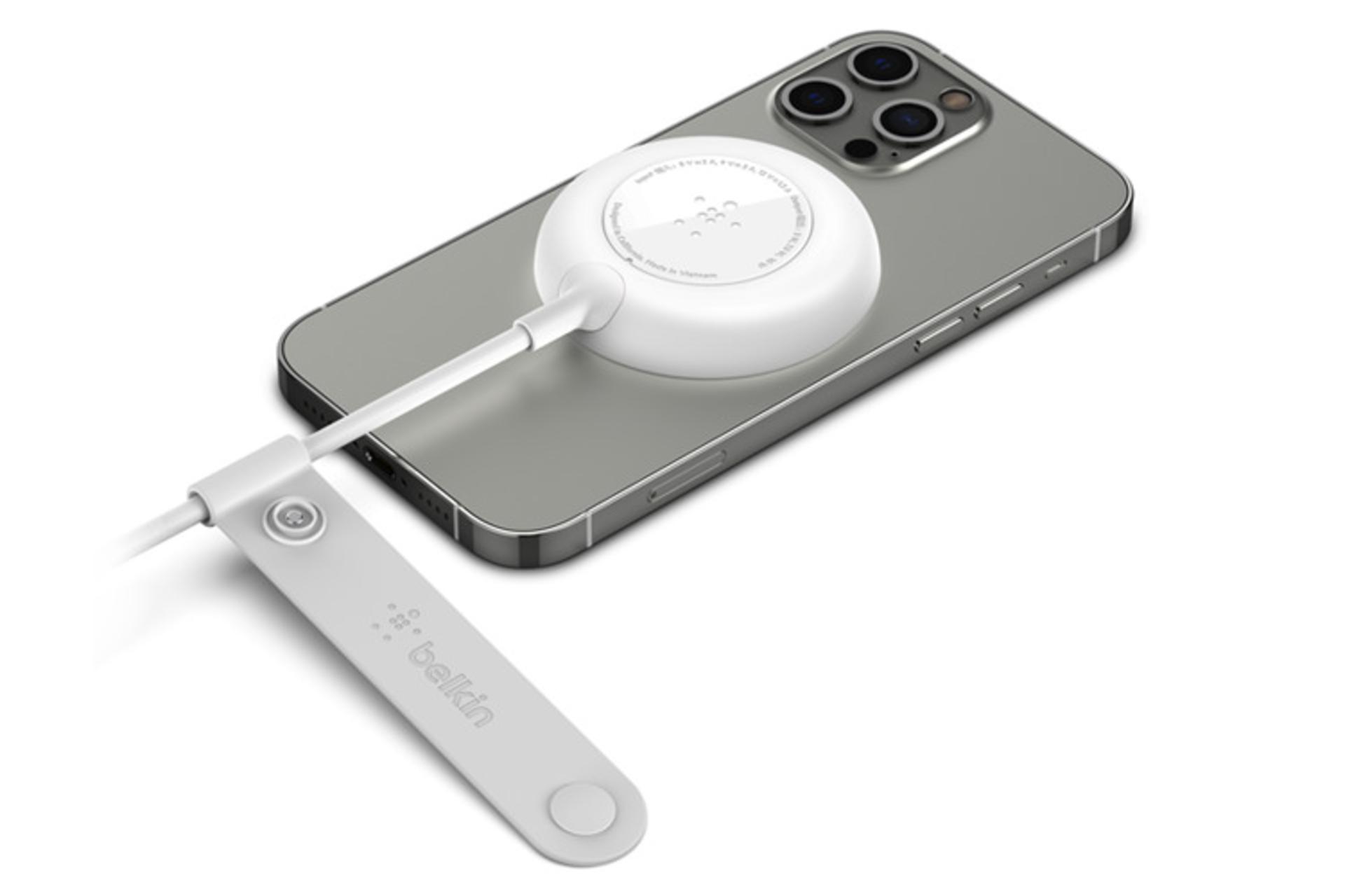 شارژر بلکین WIA005btWH در حال شارژ آیفون