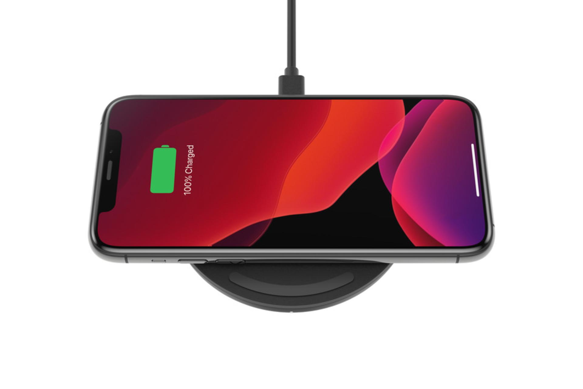 نمای بالا شارژر بلکین WIA001btBK در حال شارژدهی