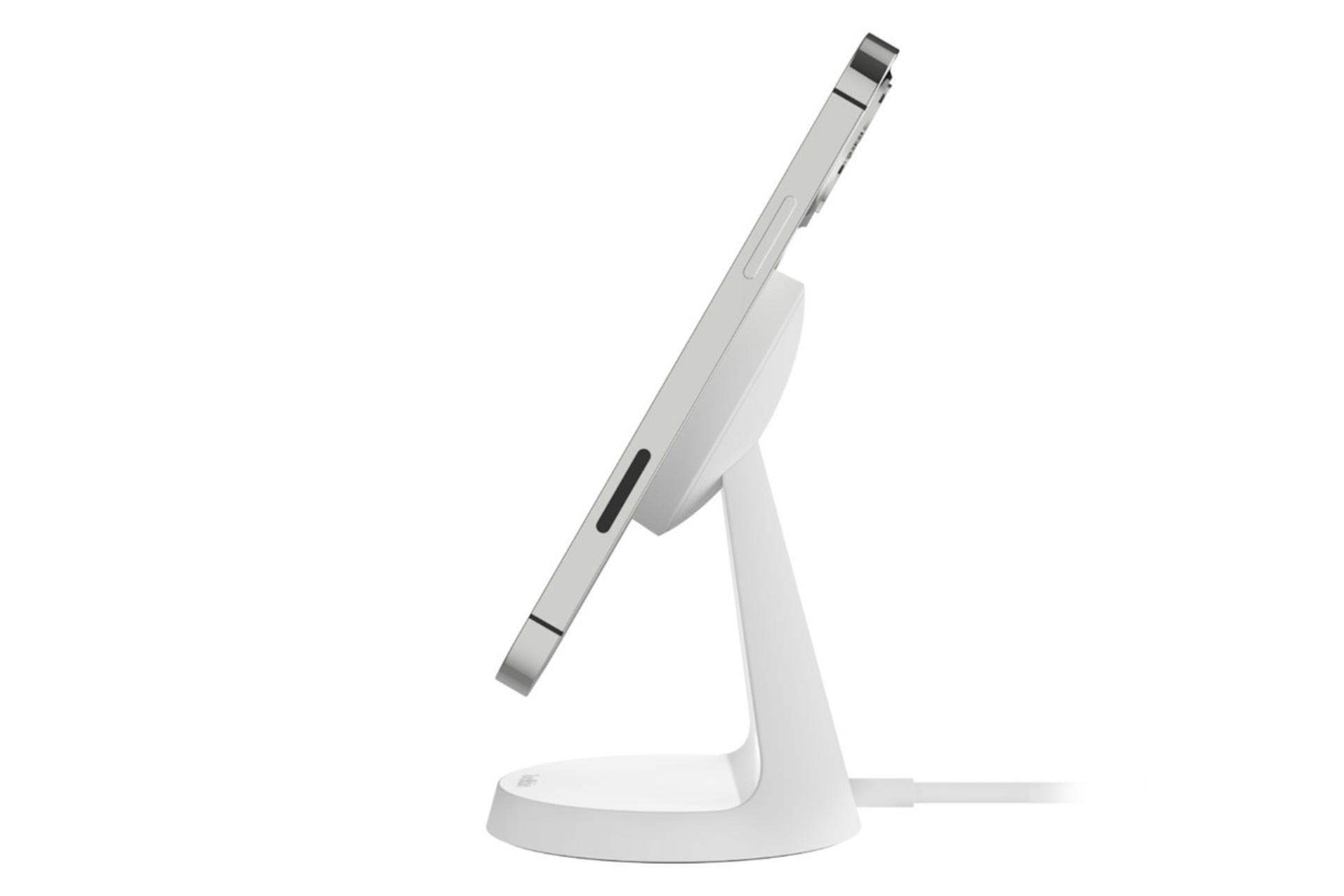 نمای جانبی شارژر بلکین WIB003vfWH در حال شارژدهی