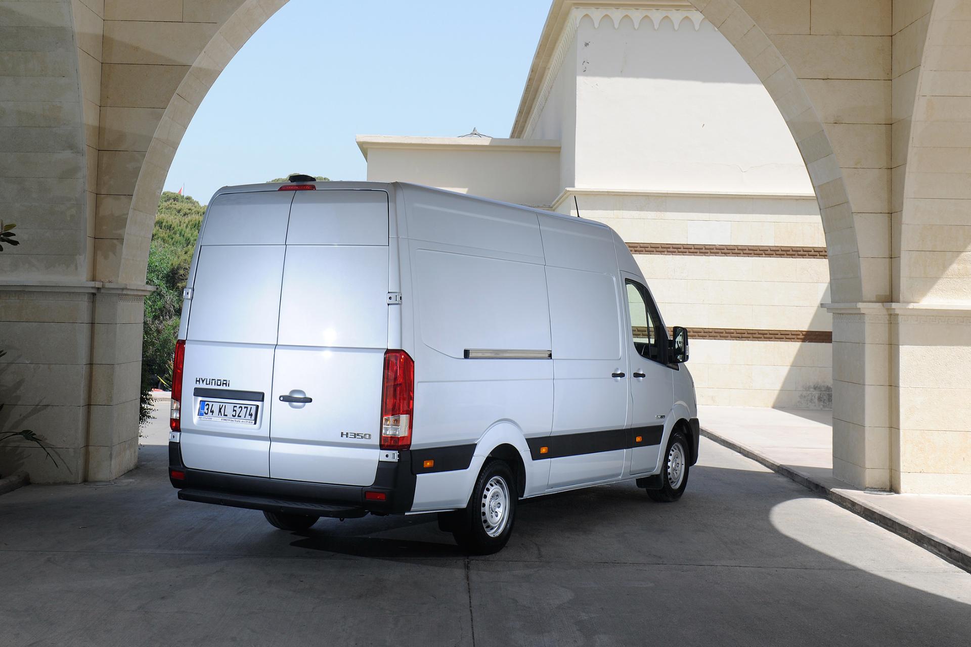 ون هیوندای Hyundai H350 نمای پشت