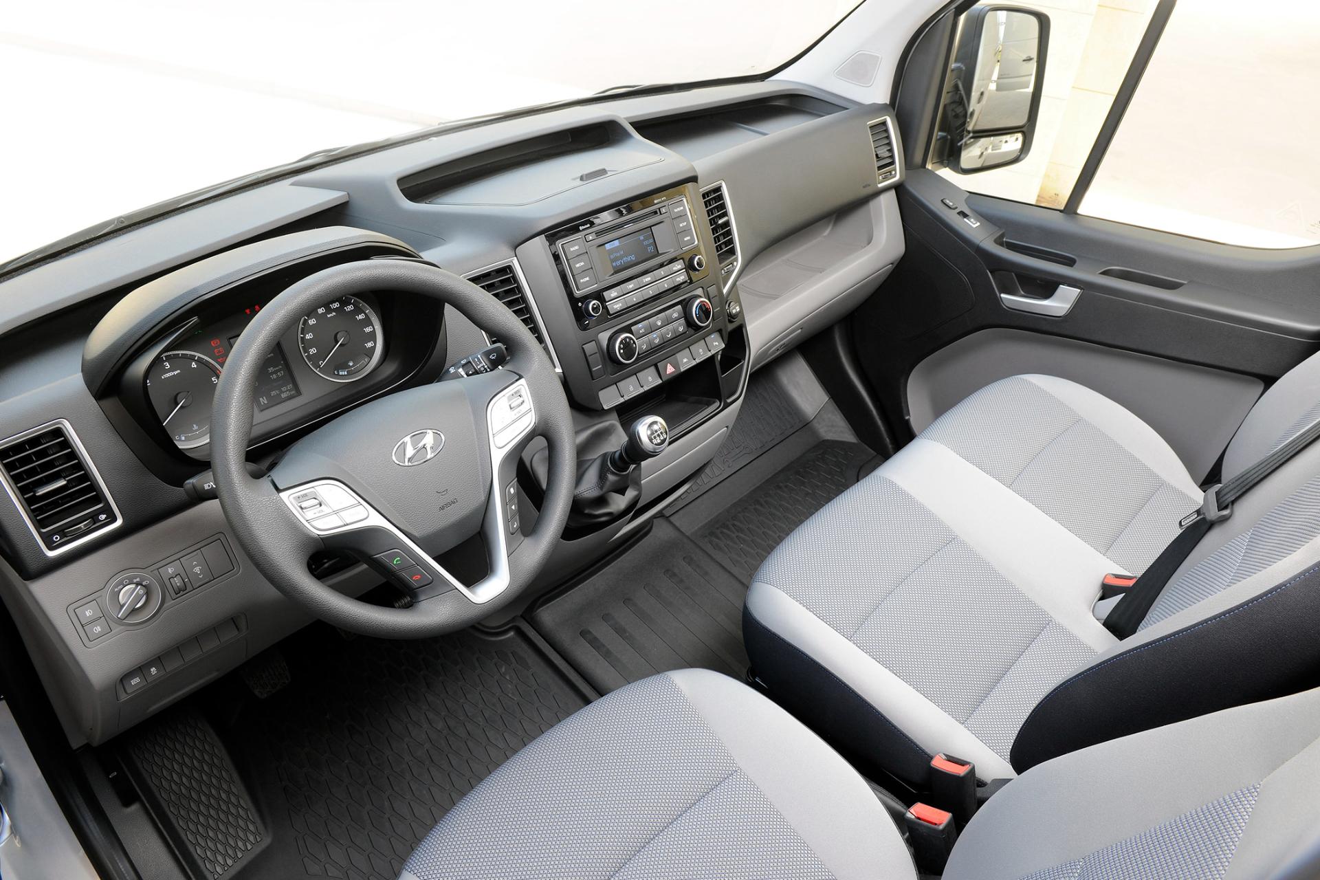 ون هیوندای Hyundai H350 نمای پشت فرمان