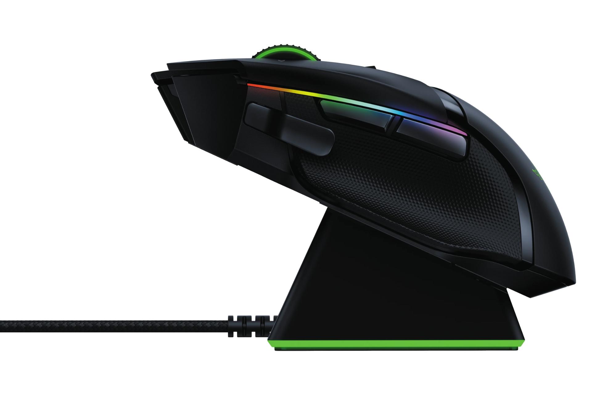 ماوس گیمینگ ریزر Razer Basilisk Ultimate در حال شارژ