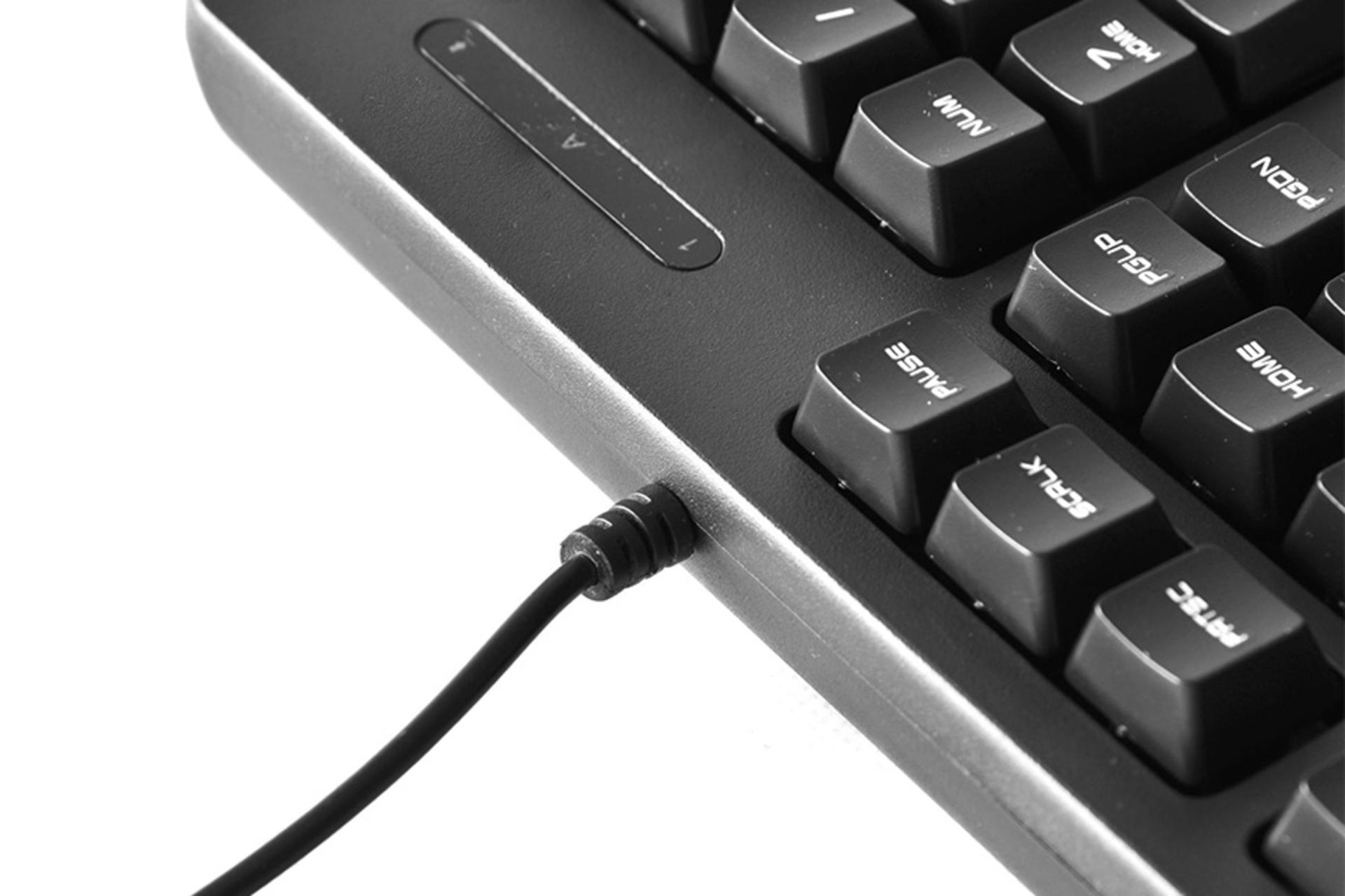 نمای نزدیک کیبورد تسکو TK-8023 و نمایش کلید ها و کابل متصل